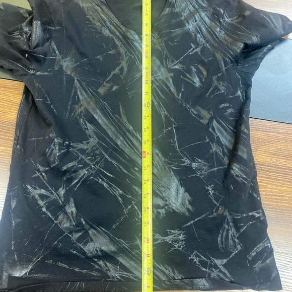 Vintage Y2K Men’s Guess Affliction Style V Neck Shirt MED Black Silver Pattern - Picture 7 of 9